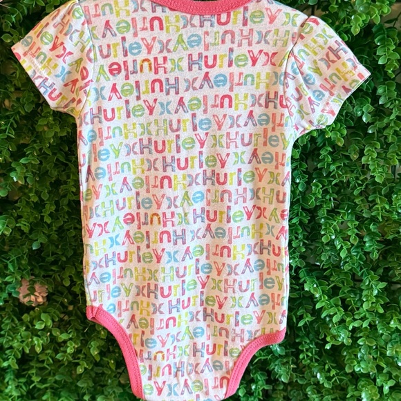 3/$12 - Hurley Multicolor Logo Bodysuit – 6-9M - Picture 3 of 3